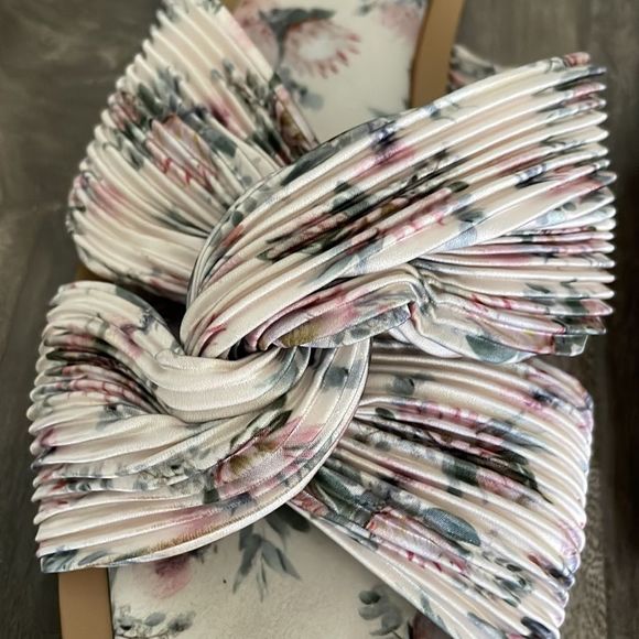 Classy, Feminine Sandals 🌸 - Picture 3 of 7